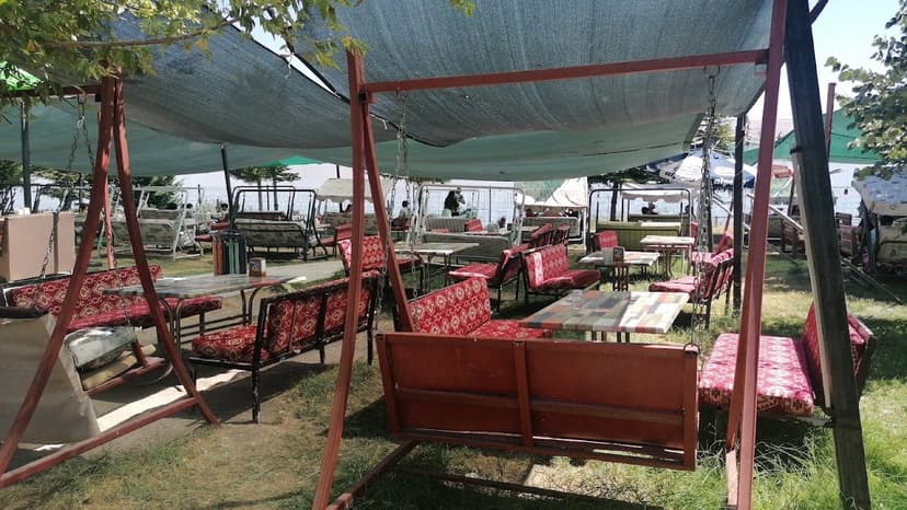 Göl kenarında salıncaklı oturma alanı