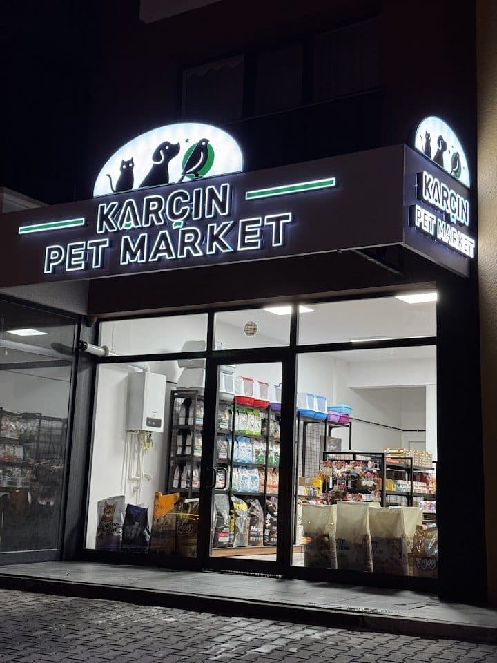 Karçın Pet Market dükkân cephesi (gece)