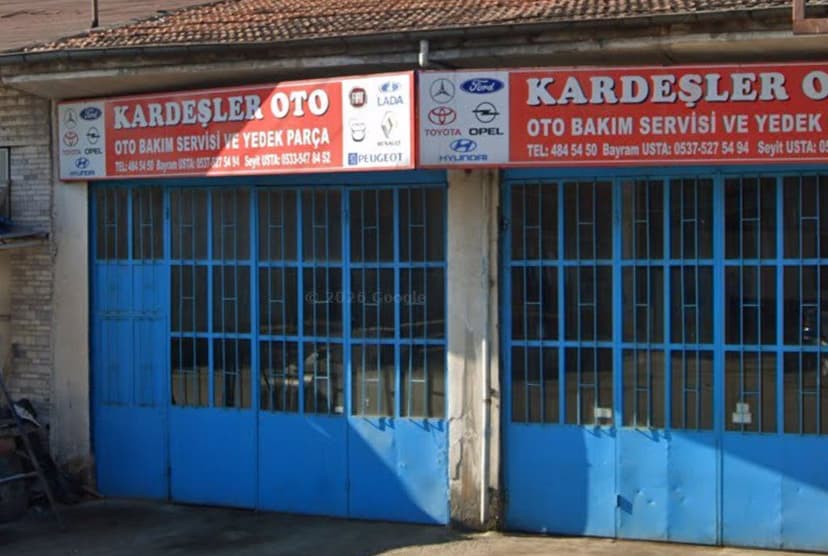Kardeşler Oto tabela yakın çekim — Bayram Usta ve Seyit Usta
