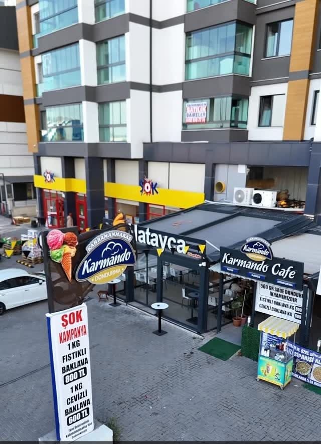 Karmando Cafe dış görünüm ve tabelalar