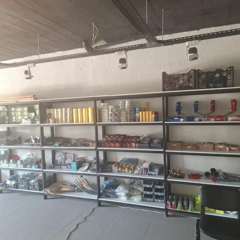 Hırdavat ve el aletleri rafı