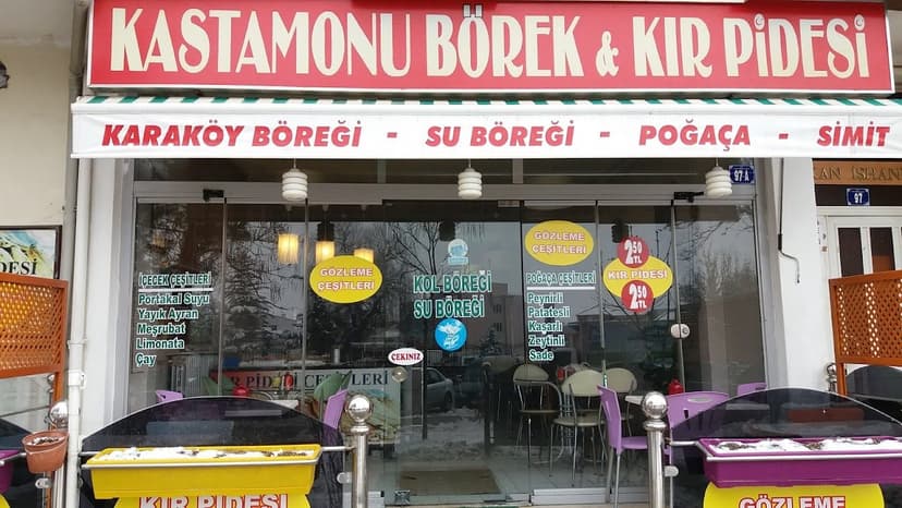 Dükkân cephesi ve oturma alanı