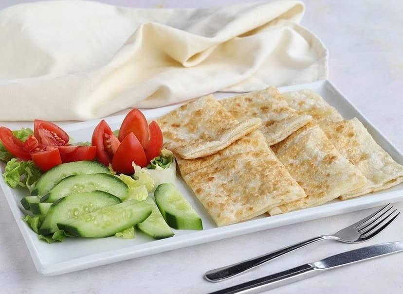 Gözleme ve mevsim salatası servisi
