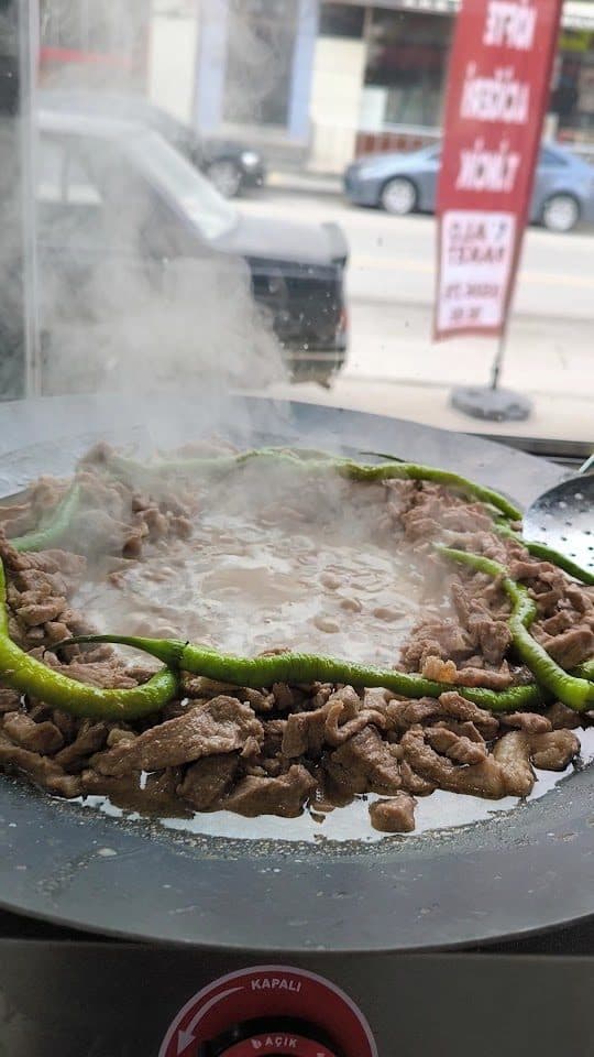 Sacda pişen dana kavurma — Kavurmacı Bedo