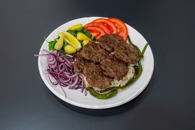 Pilav üstü köfte, salata ile