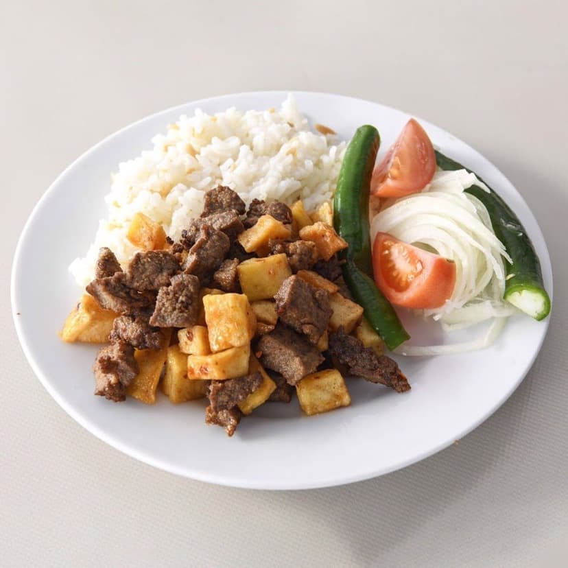 Kavurma, patates ve salata ile servis