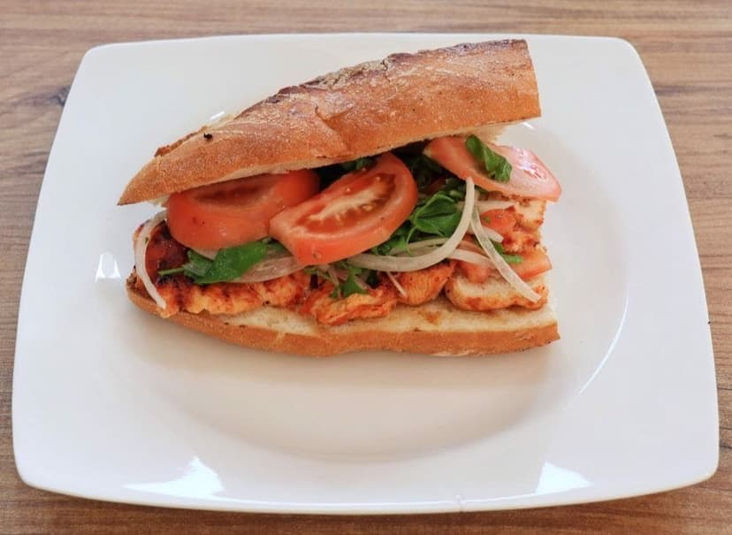Ekmek arası kavurma, domates ile