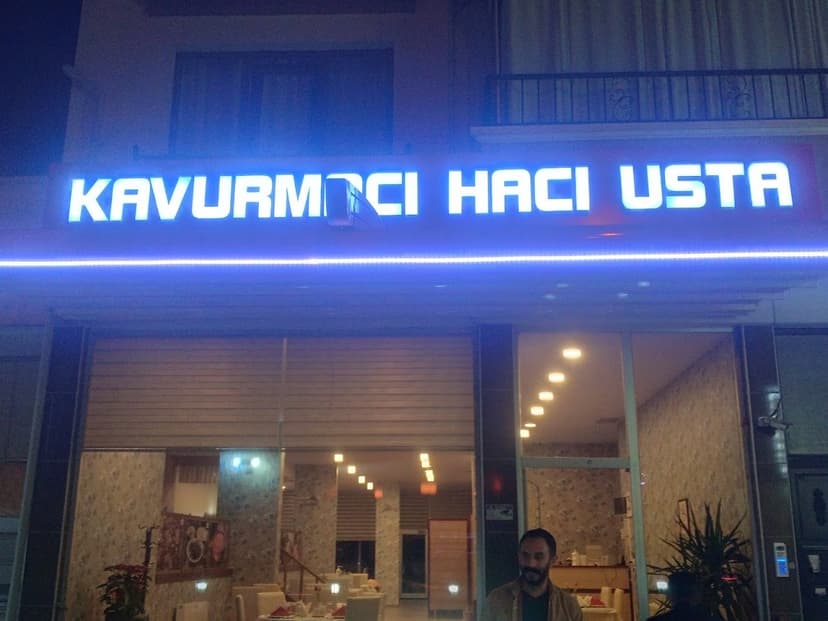 Kavurmacı Hacı Usta dükkân tabelası ve girişi