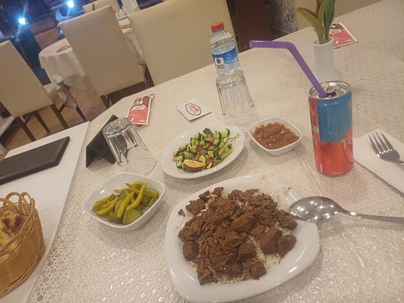 Kavurma, pilav, mercimek çorbası ve mezelerden oluşan sofra