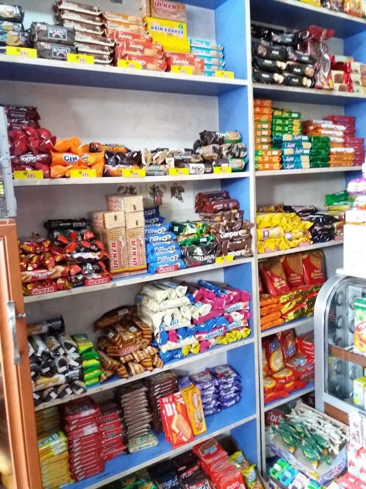 Market içi atıştırmalık ve çikolata rafları