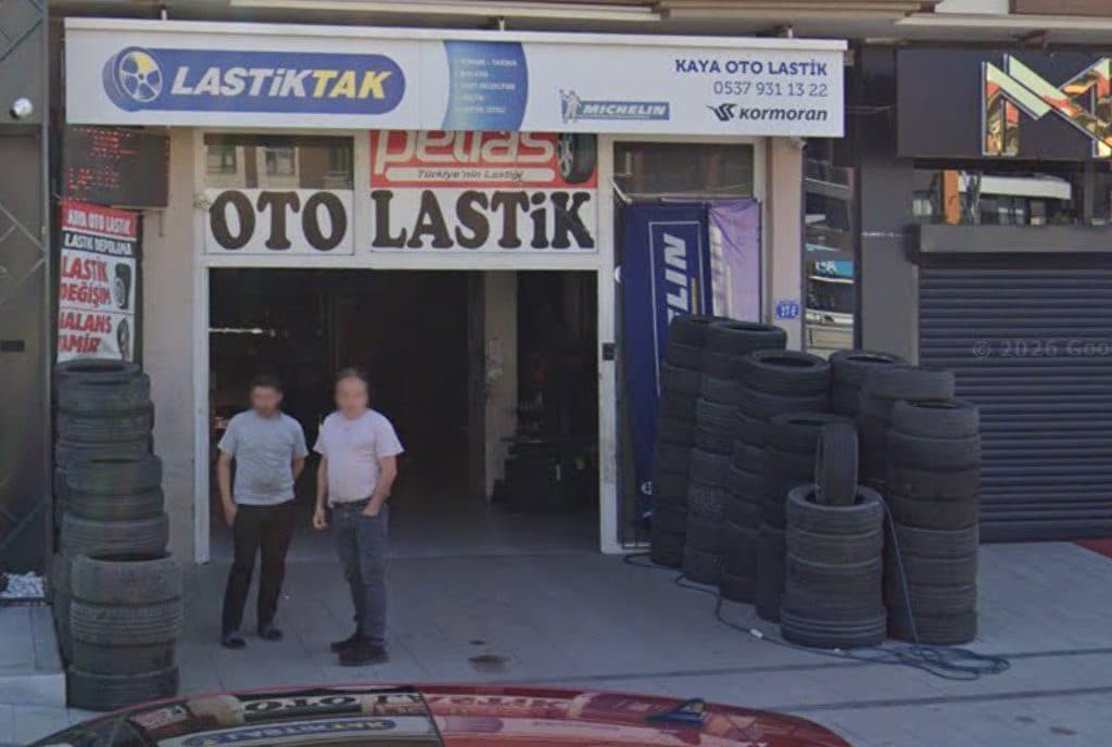 Kaya Oto Lastik dükkân önü — tabela ve lastik stoğu (Google Street View)