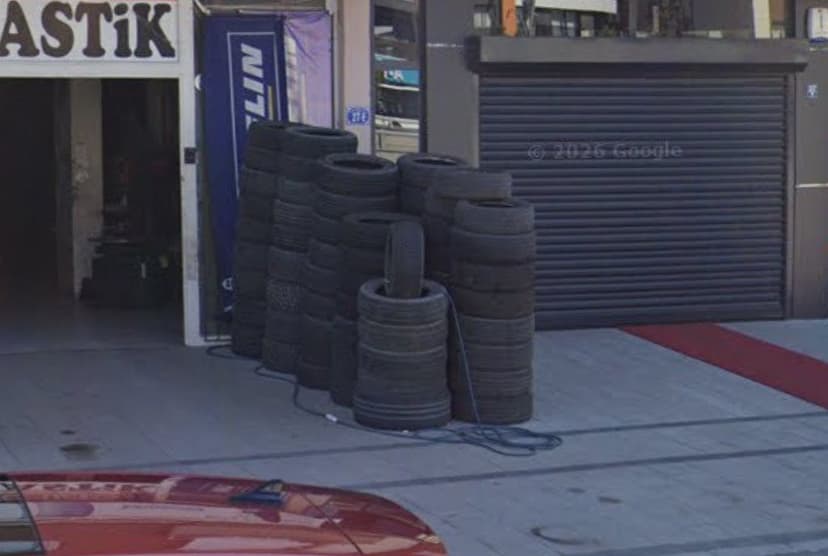 Dükkân önünde istiflenmiş lastikler (Google Street View)