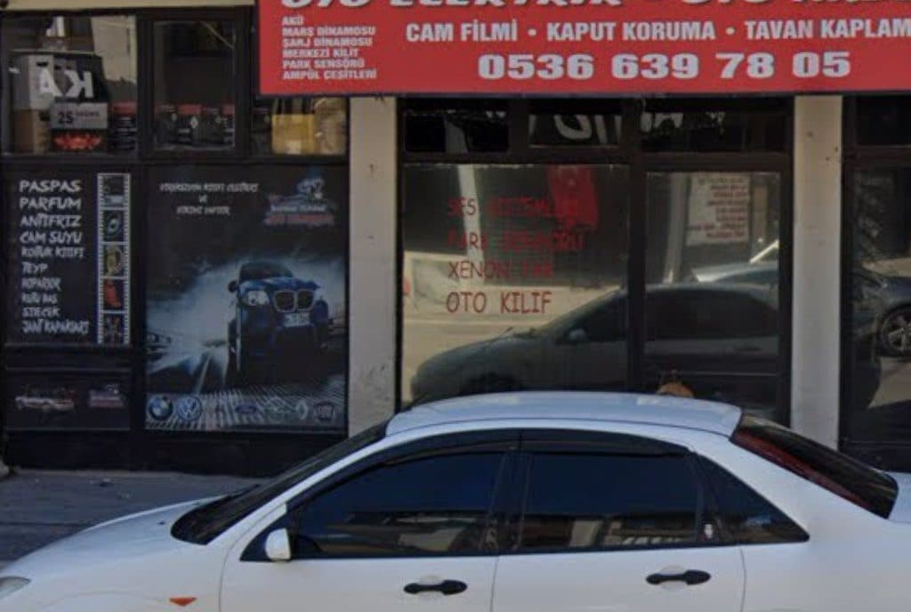 Vitrindeki hizmet listesi: akü, park sensörü, ses sistemi, oto kılıfı (Google Street View)