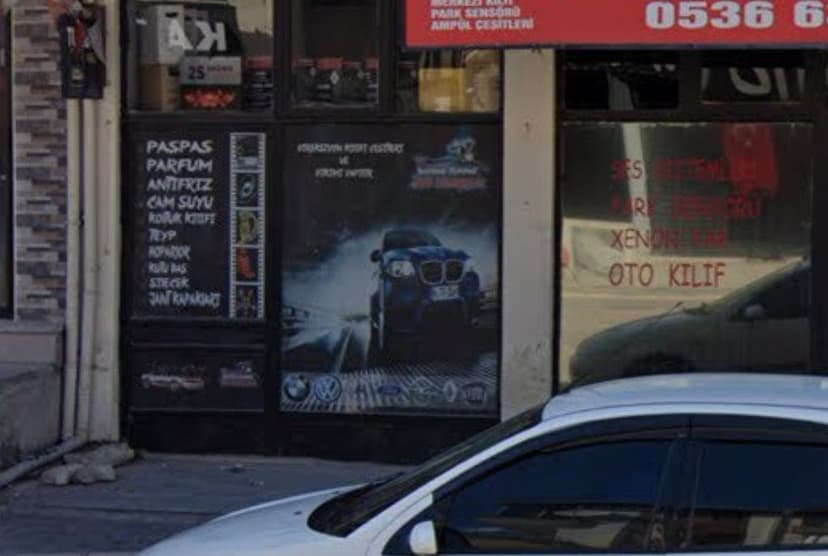 Aksesuar ve sarf malzemeleri raf düzeni (Google Street View)