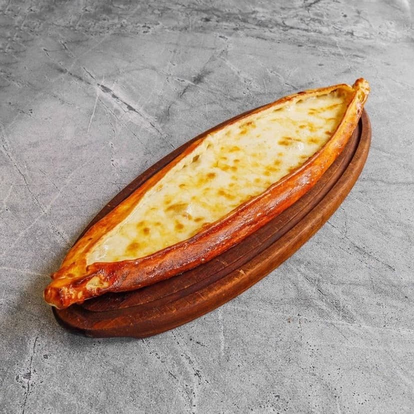 Fırından yeni çıkmış kaşarlı pide