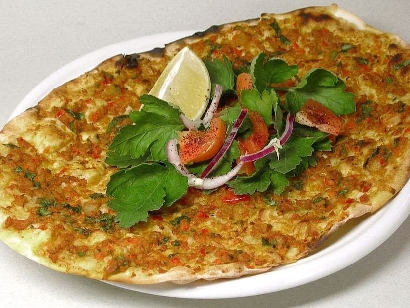 Lahmacun, közlenmiş biber ve yeşilliklerle