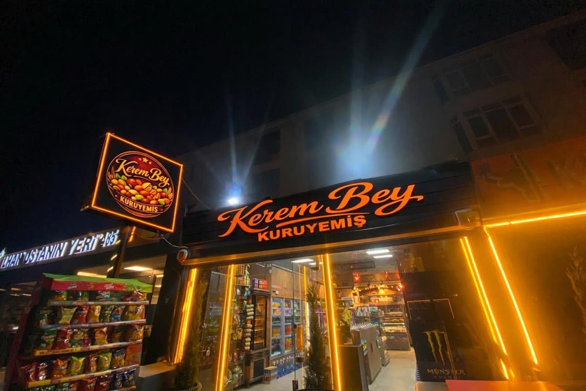Kerem Bey Kuruyemiş dükkân tabelası ve vitrini (gece görünümü)