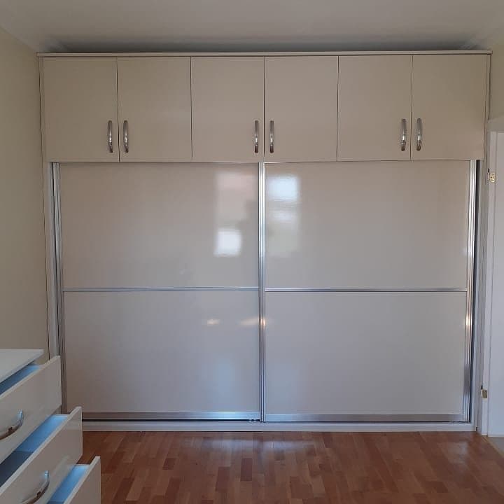 Sürgülü kapaklı gardırop