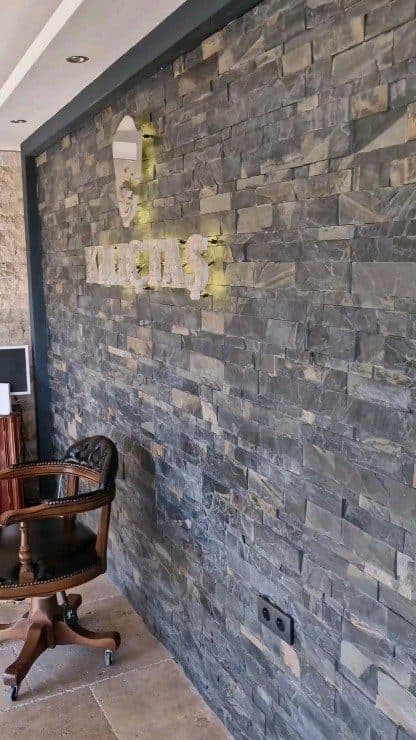 Kılıç Taş showroom — doğal taş duvar kaplaması