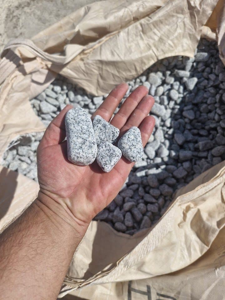 Granit dere taşı örnekleri, büyük çuvallarda stoklu ürün