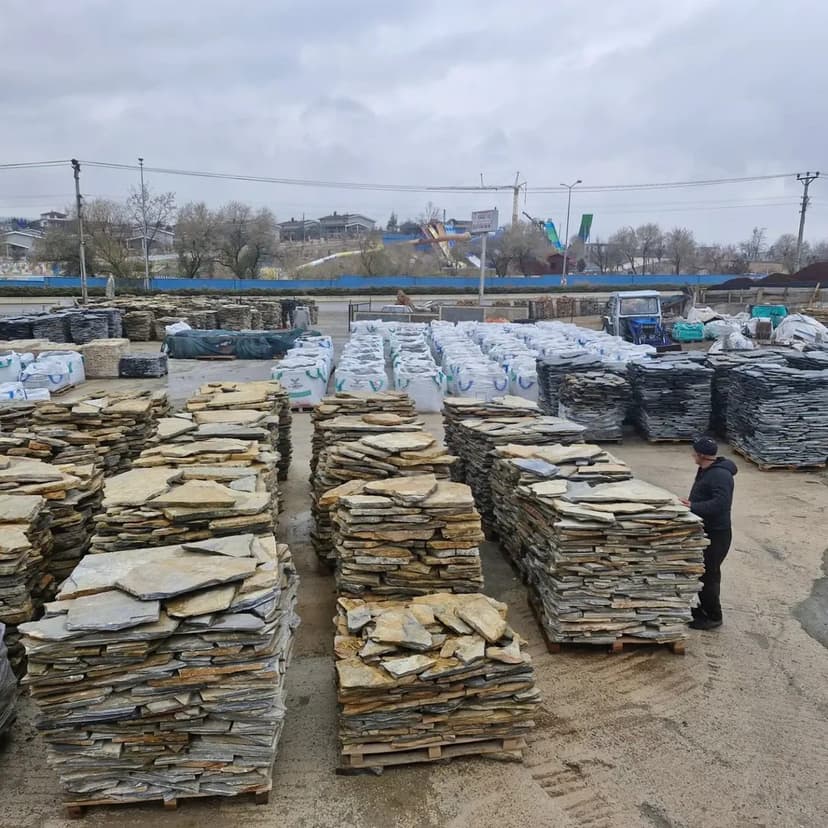 Depoda istiflenmiş kayrak taşı yığınları