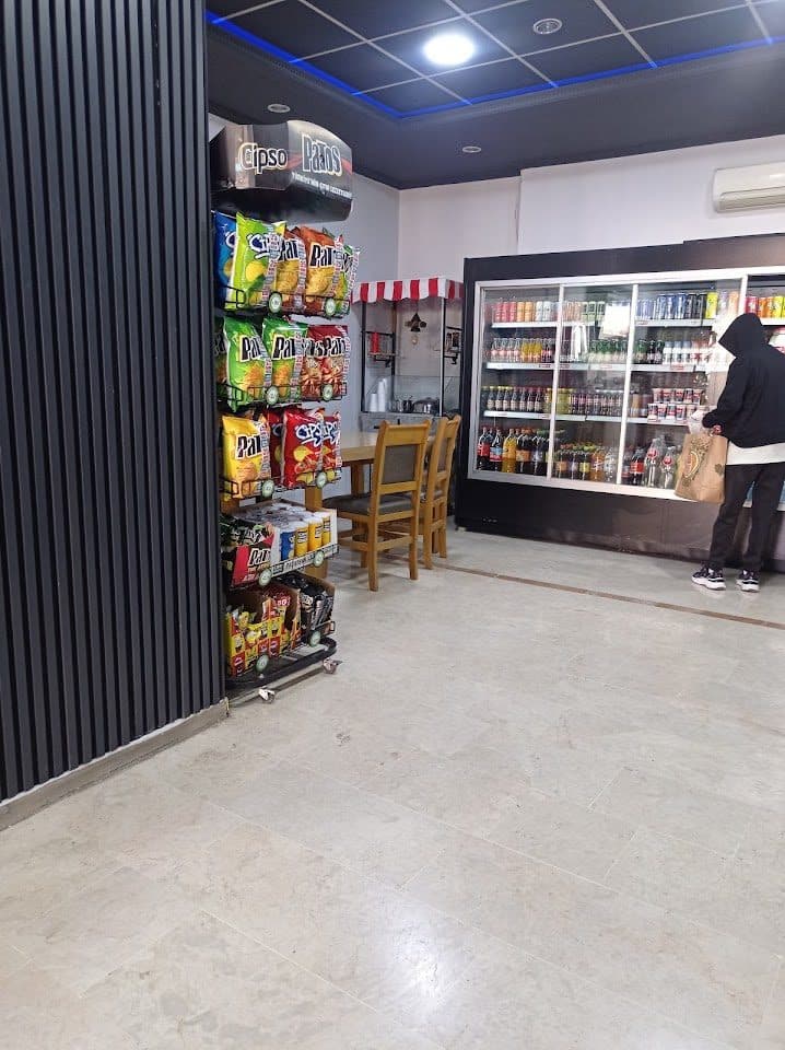Çiğ köfte porsiyonları, yeşillik ve limonla