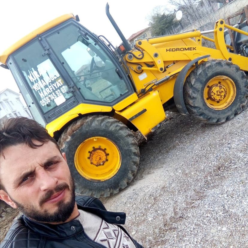Kobaloğlu Hafriyat ekibi iş makinesi başında