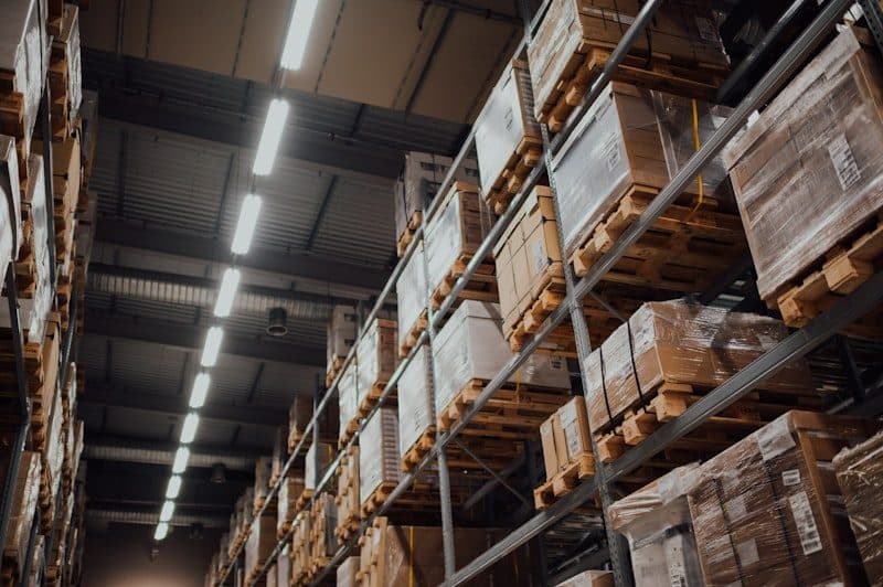 Depo ve forklift ile ürün taşıma (temsili görsel)