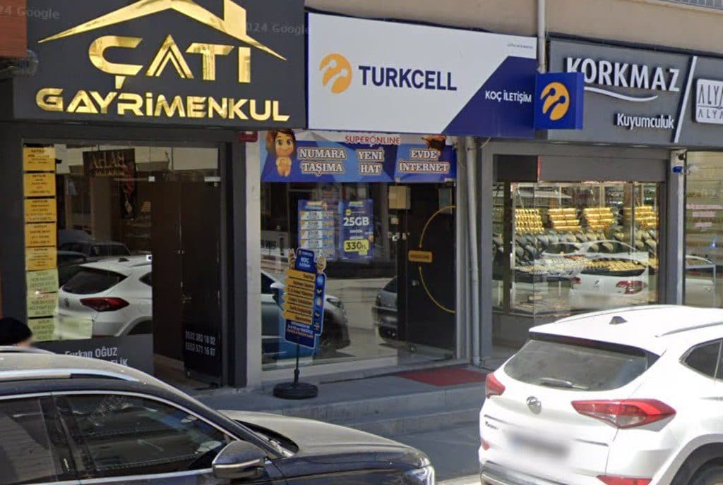 Koç İletişim vitrini - Turkcell kampanya afişleri (Google Street View)