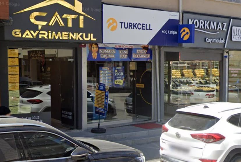 Koç İletişim vitrini - Turkcell kampanya afişleri (Google Street View)