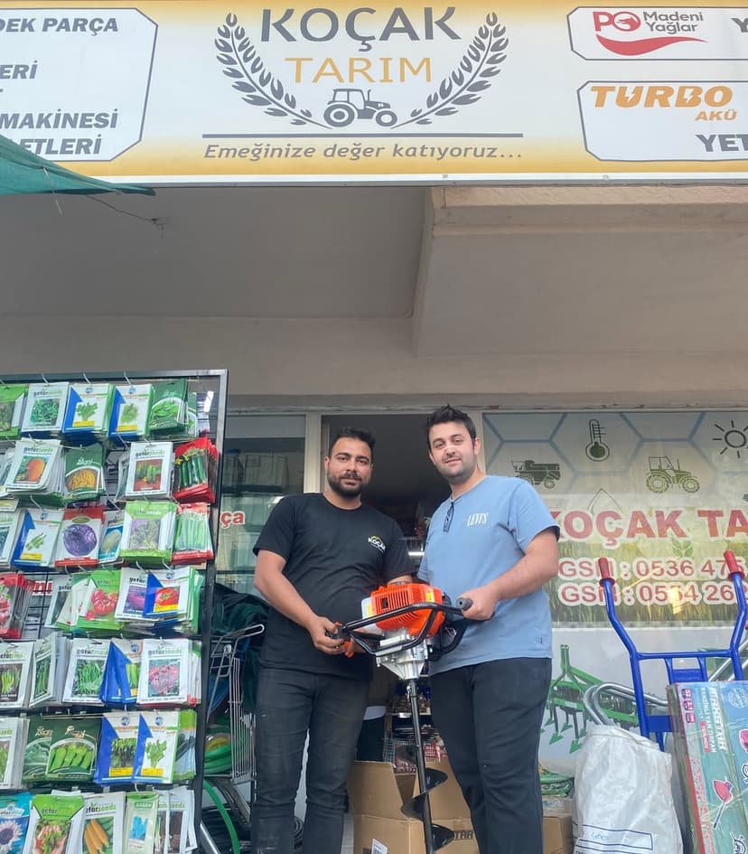 Koçak Tarım ekibi mağaza önünde (Instagram)