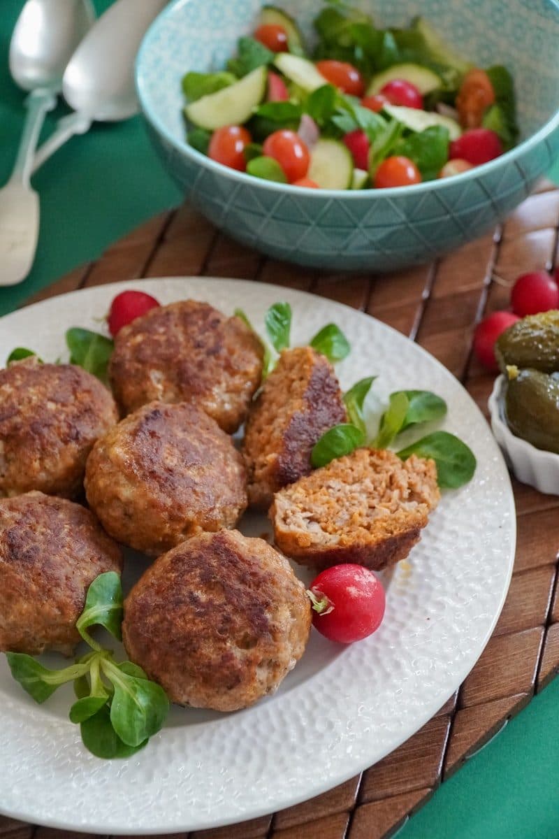 Köfte tabağı ve mevsim salata (temsili görsel)