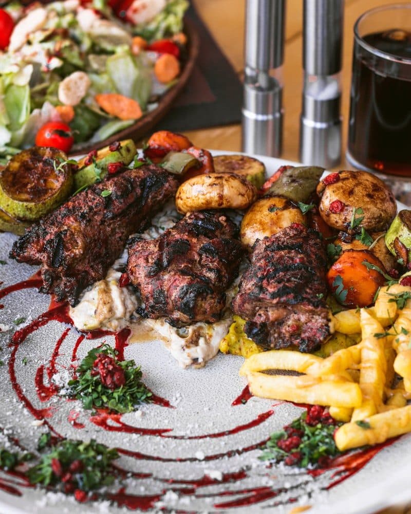 Karışık ızgara tabağı, patates kızartması ile (temsili görsel)