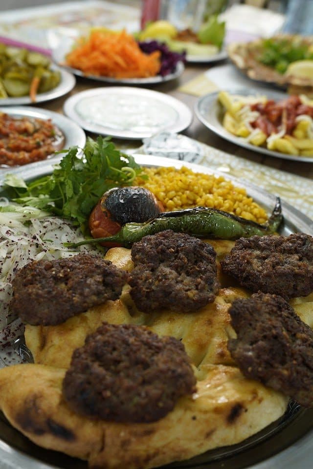 Izgara köfte, lavaş üzerinde mevsim salata ile