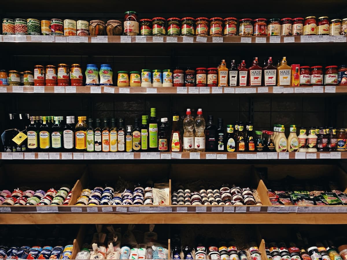 Market raflarında konserve ve baharat çeşitleri (temsili görsel)