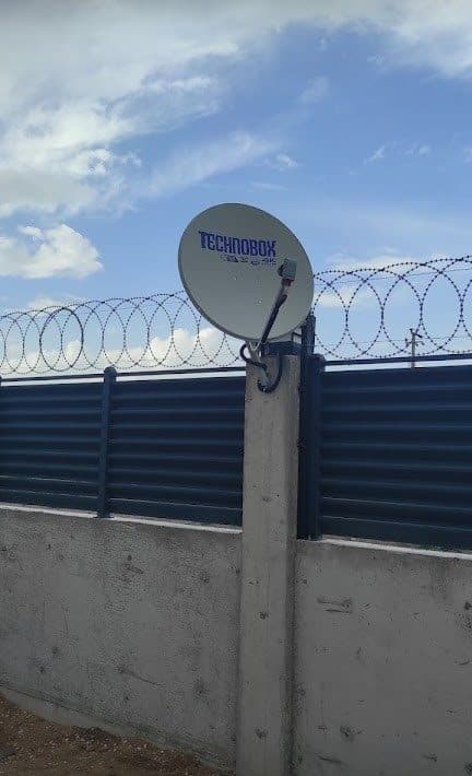 Duvara monteli uydu alıcı çanak anteni