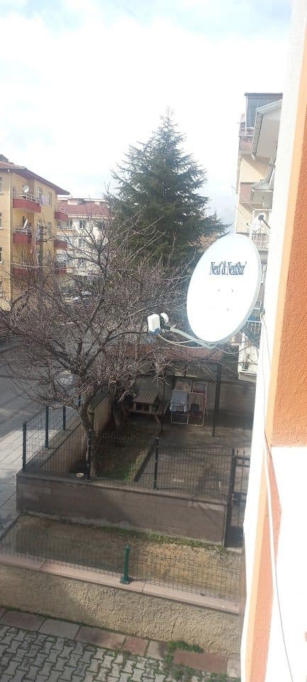 Balkonda kurulan çanak anten