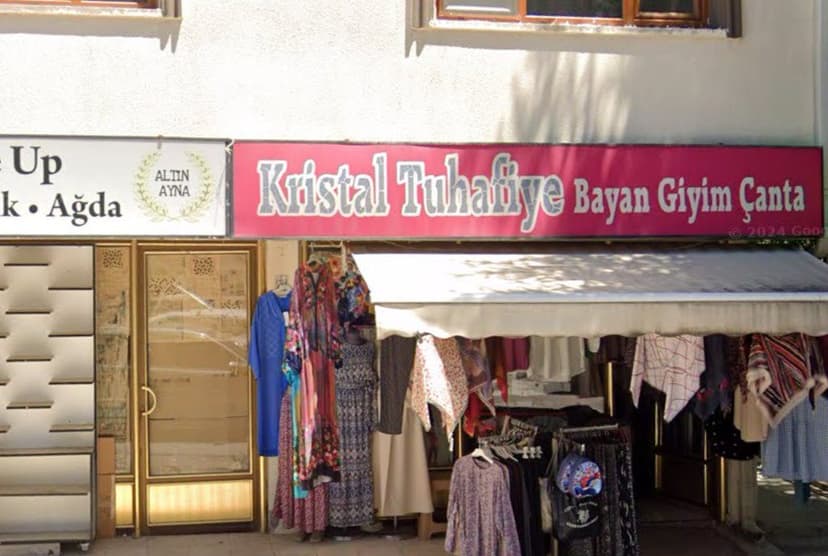 Kristal Giyim dükkân cephesi ve tabelası (Google Street View)