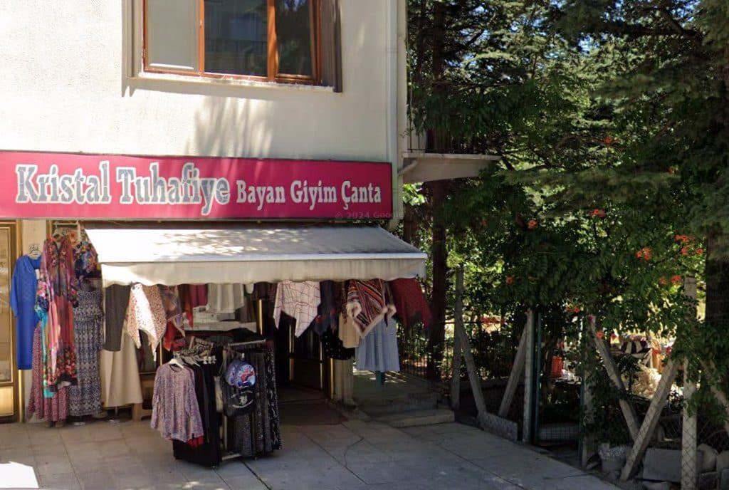 Kristal Giyim vitrin ve askılıklardaki ürünler (Google Street View)