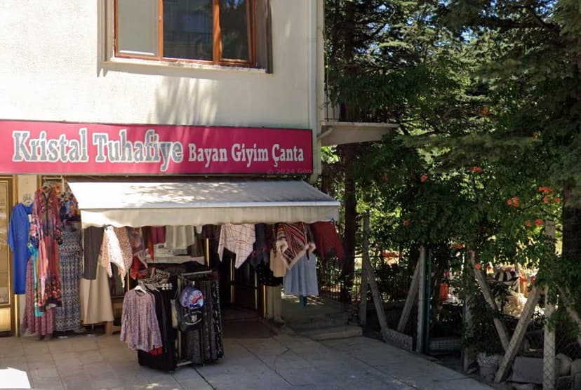 Kristal Giyim vitrin ve askılıklardaki ürünler (Google Street View)