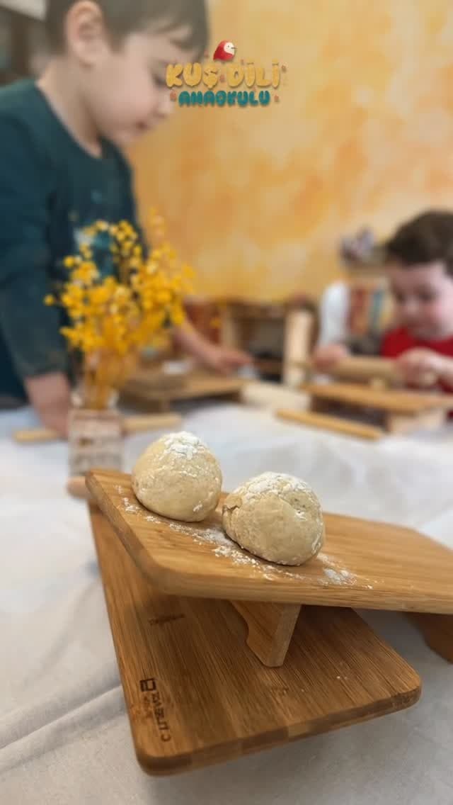 Ekmek günü etkinliğinde hamur yoğuran çocuklar