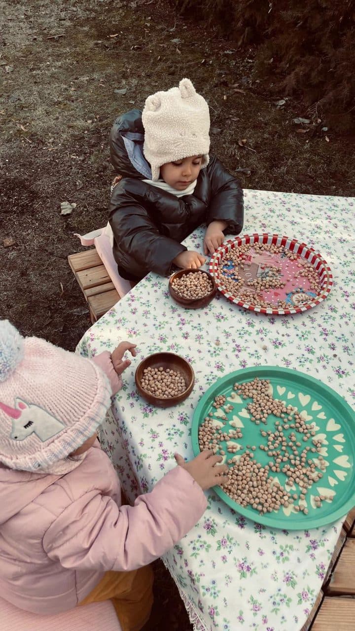 Duyu tepsisiyle açık havada oyun etkinliği
