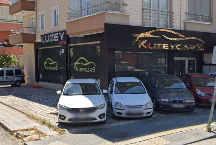 Kuzey Car's galeri cephesi — marka amblemleri (Google Street View)