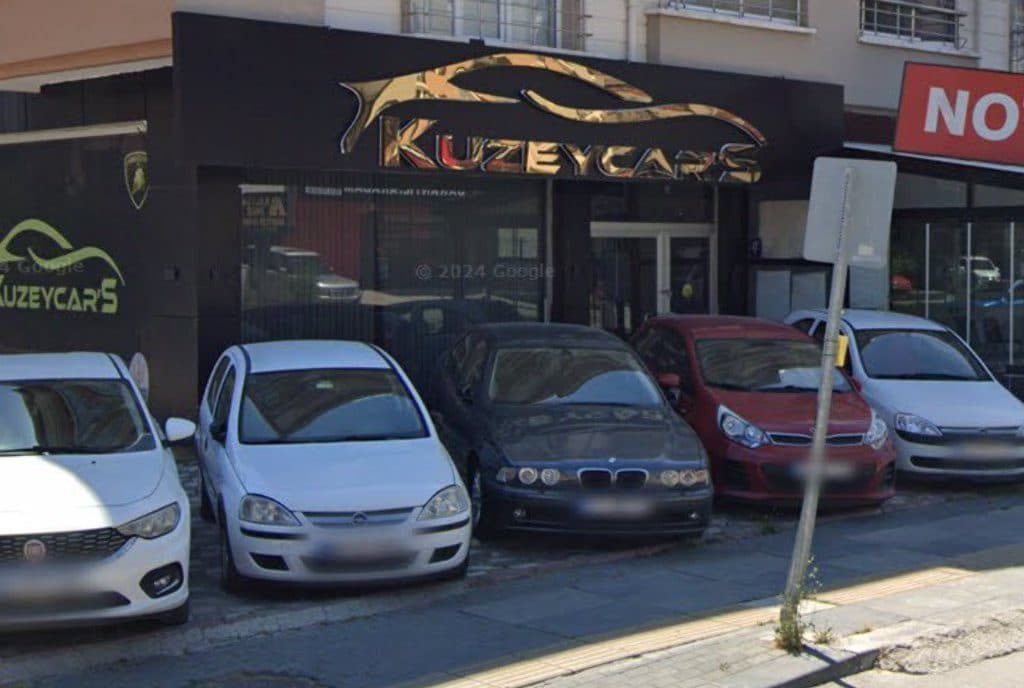 Kuzey Car's galeri tabelası ve vitrini (Google Street View)