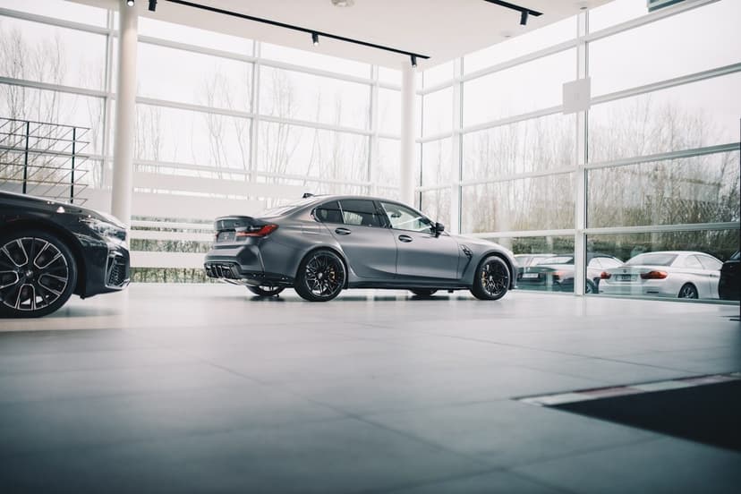 Showroom içinde sergilenen bir premium otomobil (temsili görsel)
