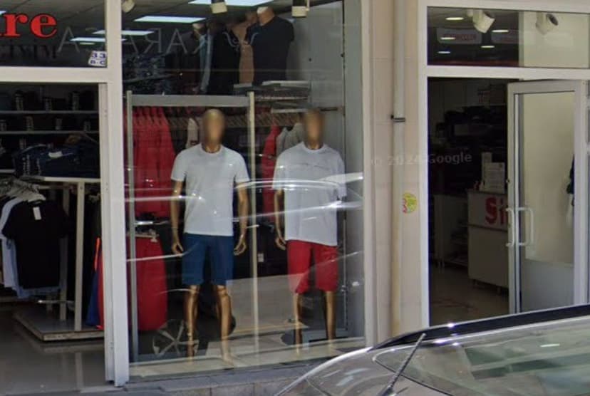 Vitrin — tişört ve şort koleksiyonu (Google Street View)