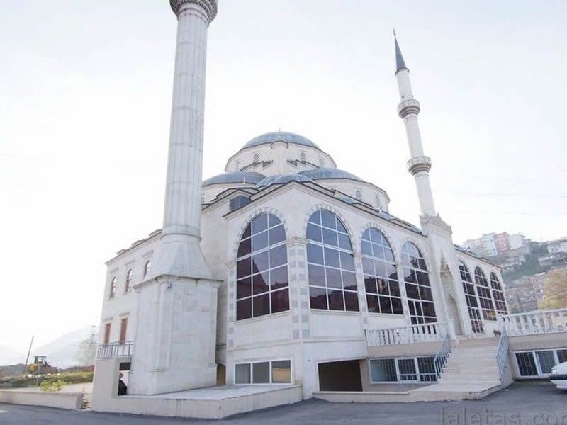 Laletaş'ın taş cephe işçiliğiyle tamamladığı bir cami