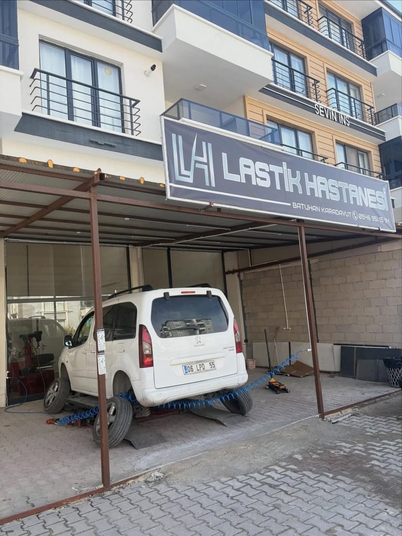 Lastik Hastanesi tabelası ve servis alanı