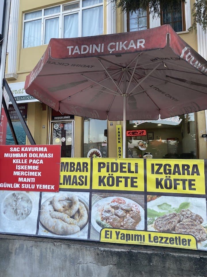 Menü panosu — sac kavurma, mumbar dolması, kelle paça, pideli köfte, ızgara köfte