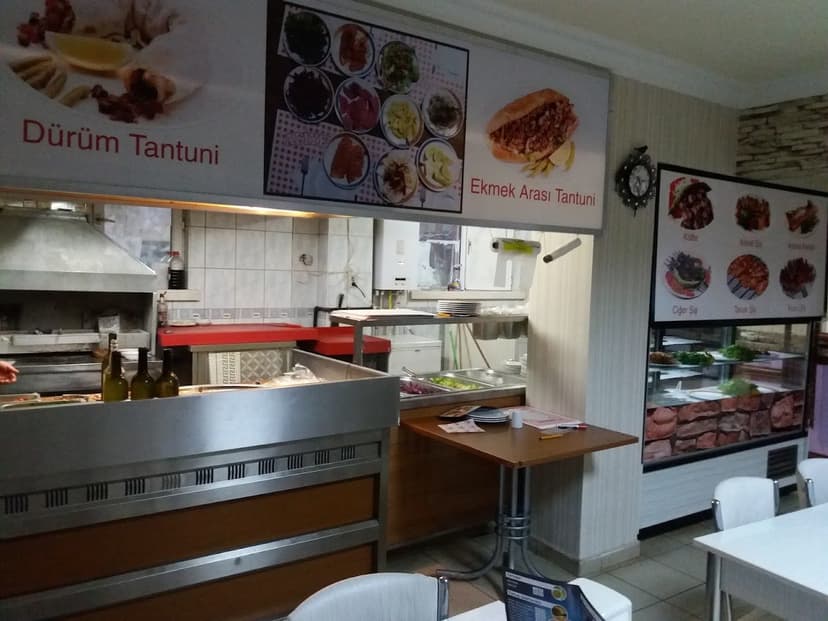 Dürüm Tantuni ve ızgara menüsü panoları, mutfak alanı
